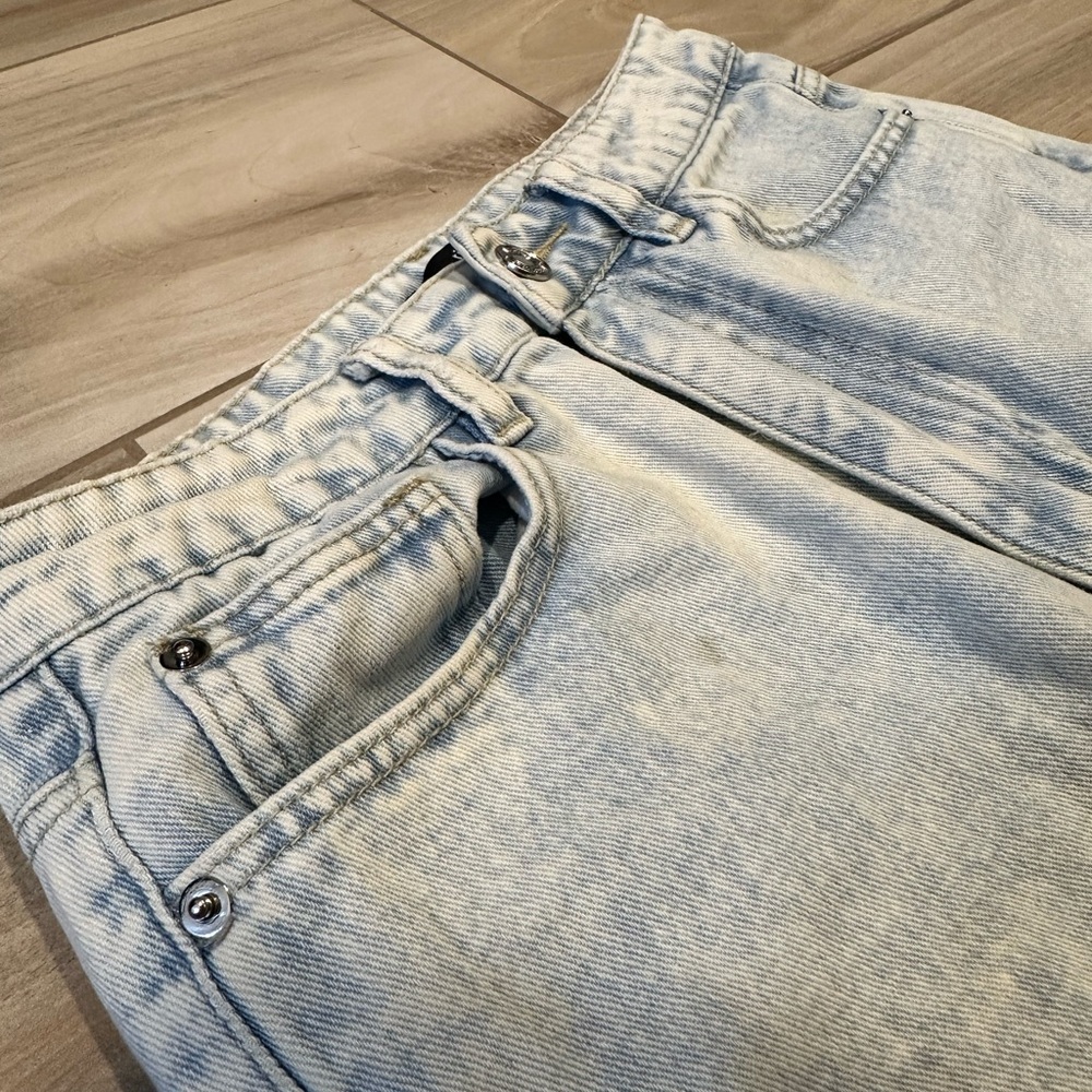 Women’s Riot High Rise Light Wash Mom Jeans with Distressed Details Size 4 - Picture 5 of 10
